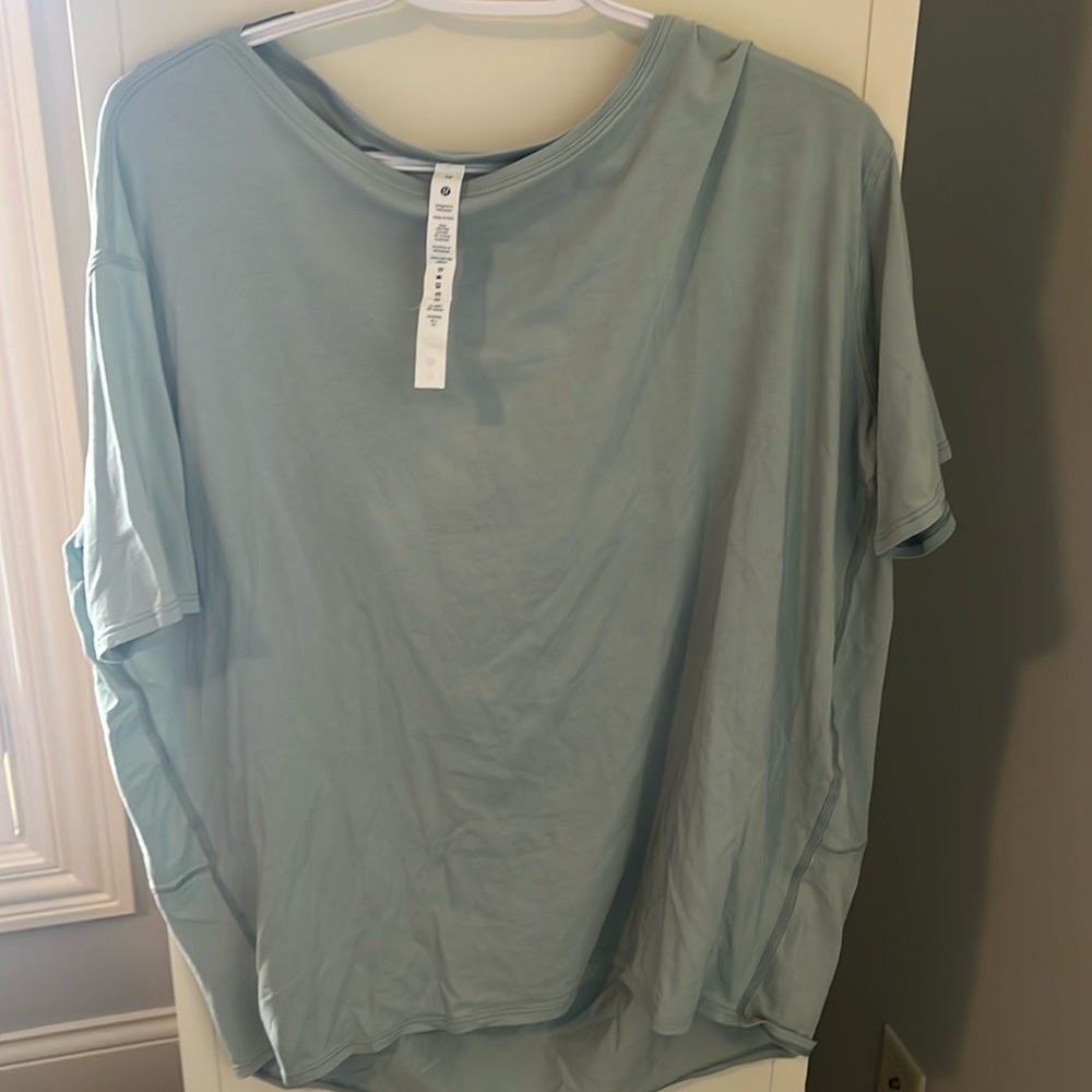 Lululemon back in action s/s shirt. Smoke free home. 30% off 3+ items
